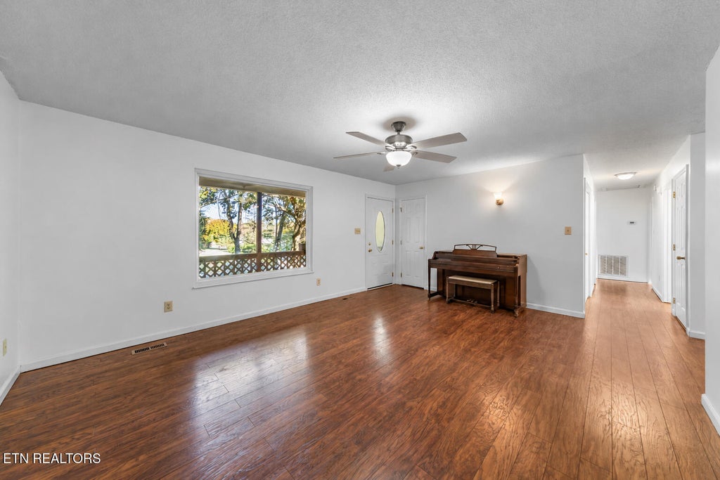 Photo of 960 Anchor Drive, Lenoir City, TN 37771 (MLS # 1359323)