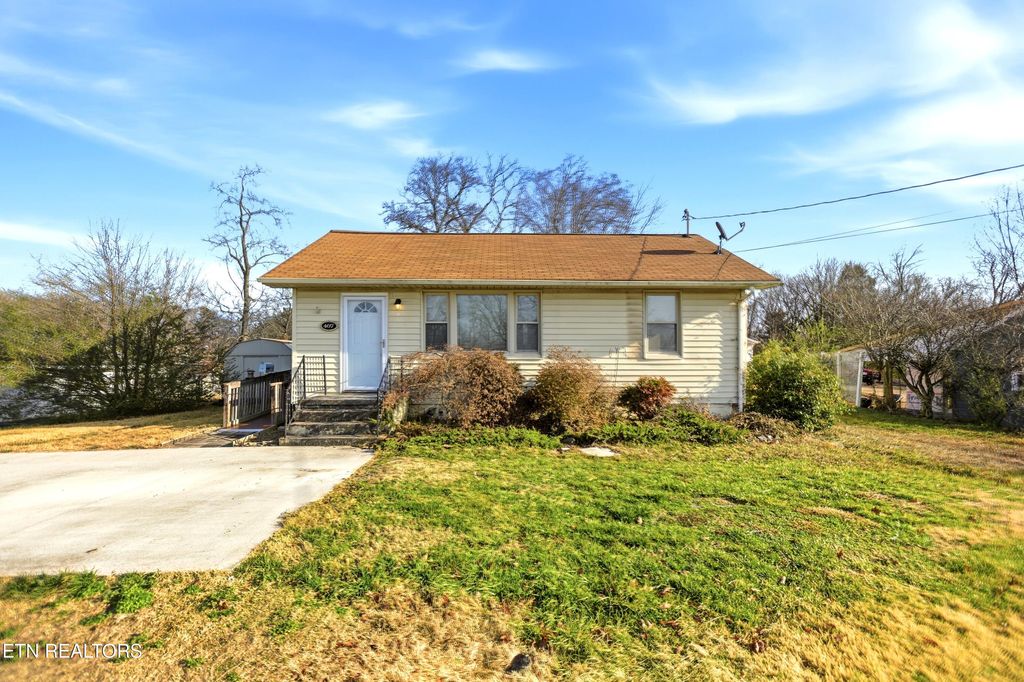 Photo of 407 Oakcrest Rd, Knoxville, TN 37912 (MLS # 1339442)