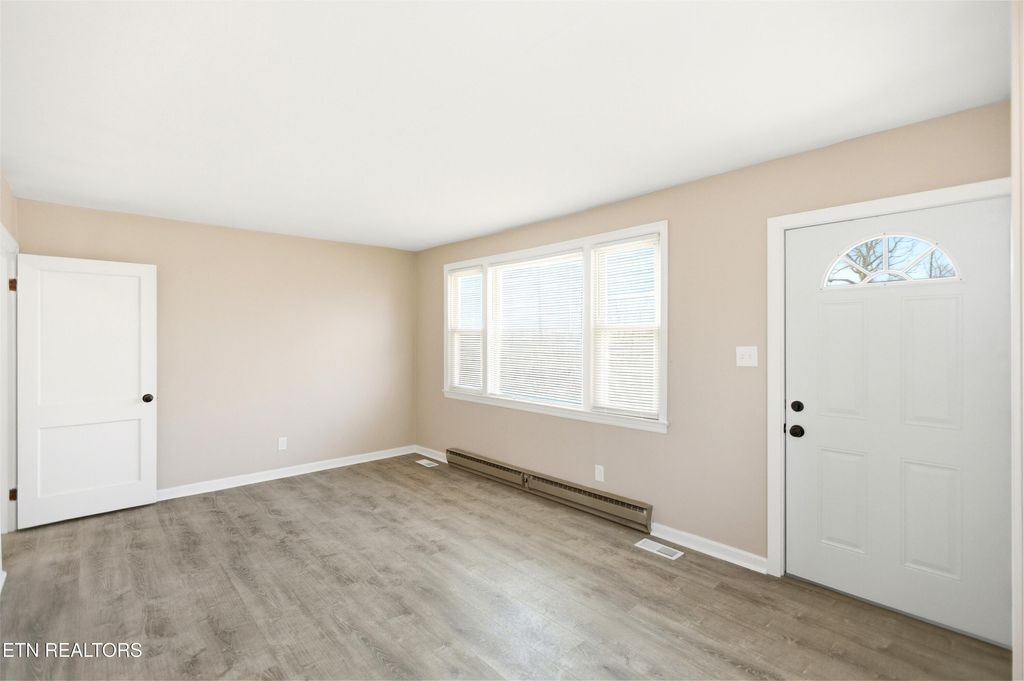 Photo of 407 Oakcrest Rd, Knoxville, TN 37912 (MLS # 1339442)