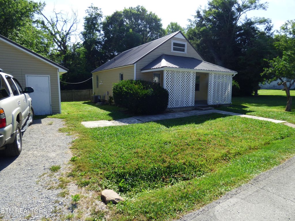 Photo of 128 Harrison Ave, Crossville, TN 38555 (MLS # 1346832)