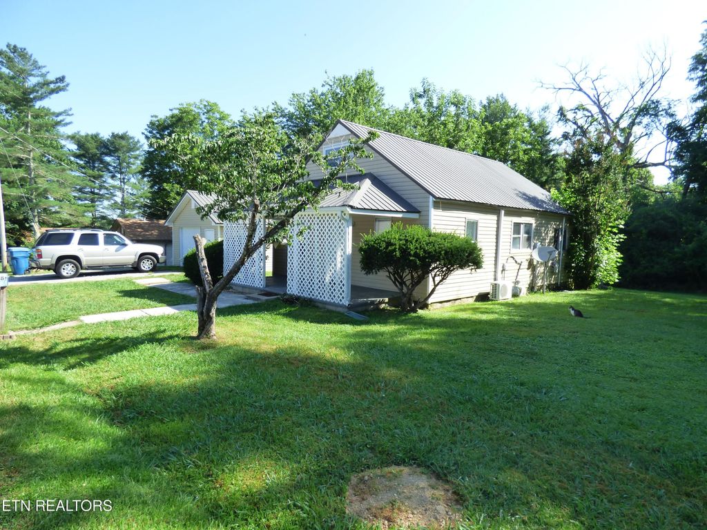 Photo of 128 Harrison Ave, Crossville, TN 38555 (MLS # 1346832)