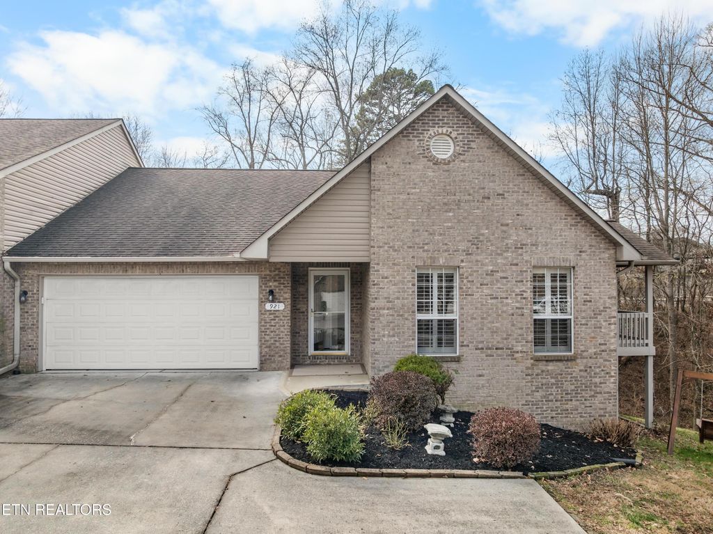 Photo of 921 Mercer Drive, Maryville, TN 37801 (MLS # 1327579)