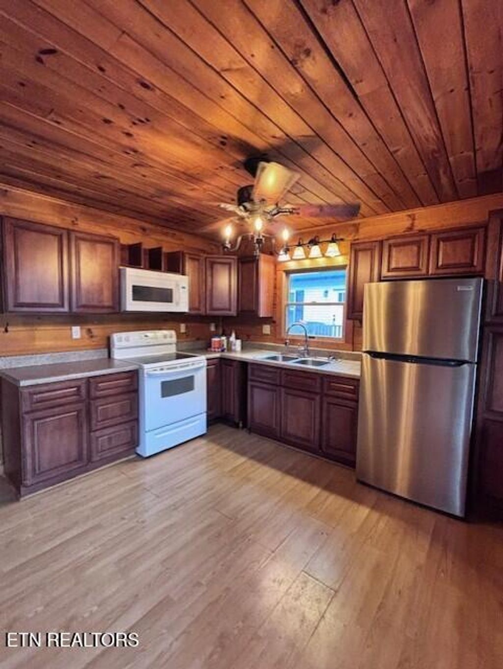 Photo of 909 W Morris St, Sweetwater, TN 37874 (MLS # 1340384)