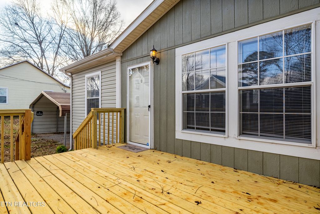 Photo of 805 Park St, Sweetwater, TN 37874 (MLS # 1322462)