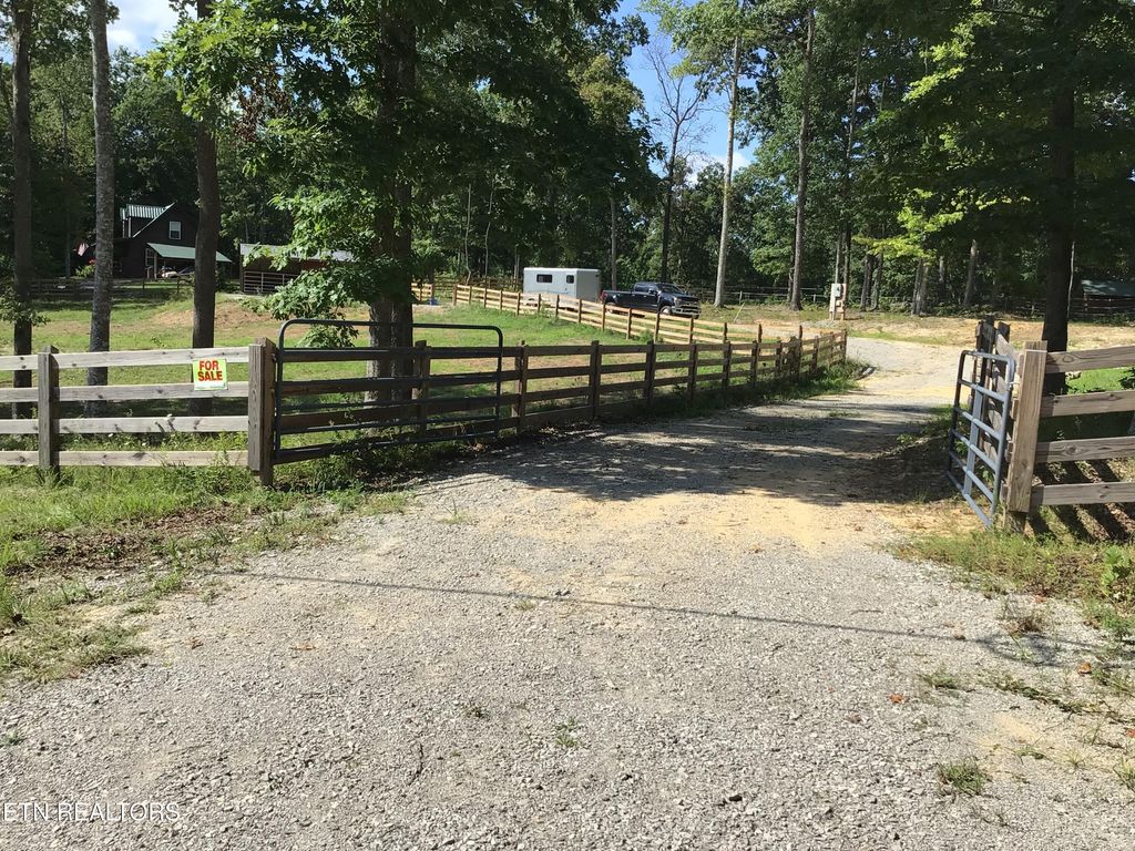 Photo of 478 Spruce Creek Dr, Jamestown, TN 38556 (MLS # 1325987)