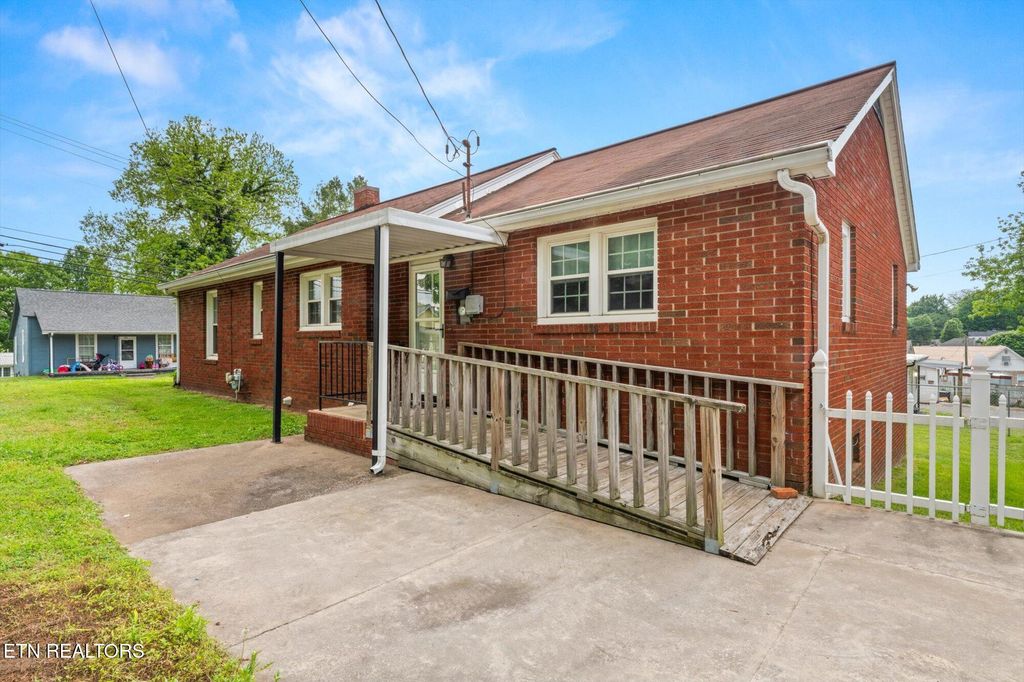 Photo of 802 Monroe St, Sweetwater, TN 37874 (MLS # 1299851)