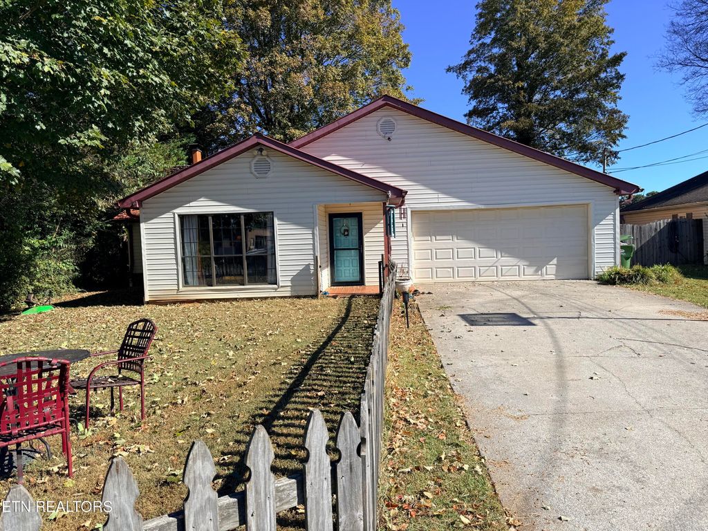 Photo of 810 S Cedar St, Maryville, TN 37803 (MLS # 1318819)
