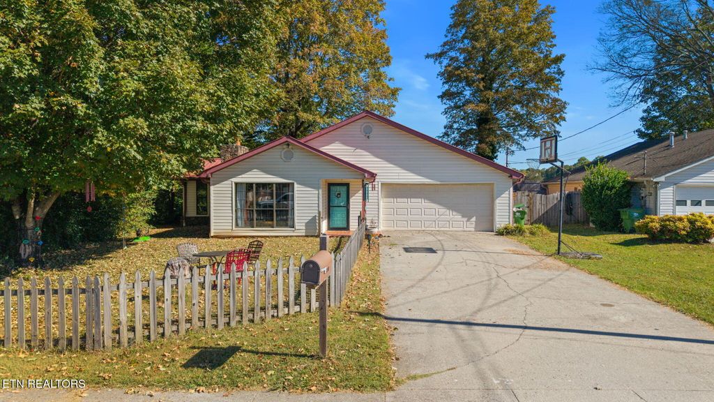 Photo of 810 S Cedar St, Maryville, TN 37803 (MLS # 1318819)