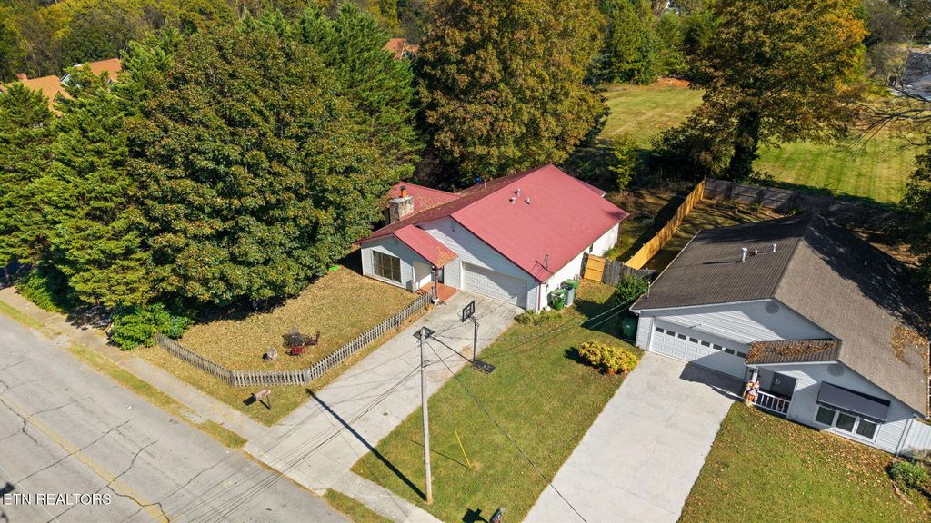 Photo of 810 S Cedar St, Maryville, TN 37803 (MLS # 1318819)