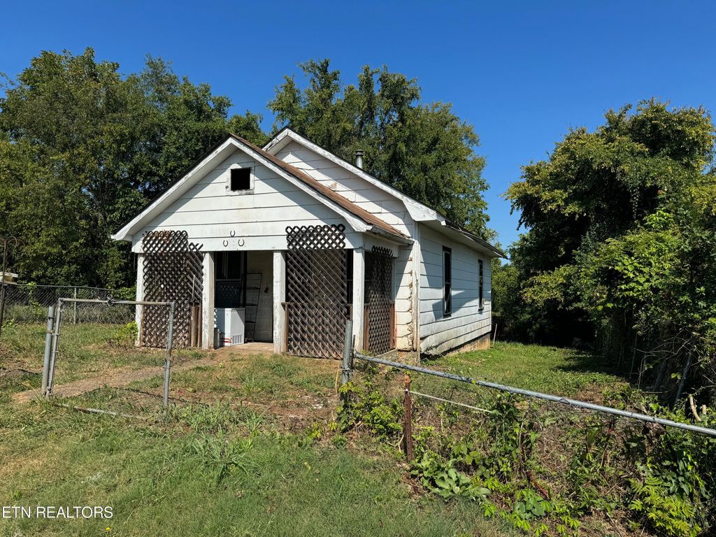 Photo of 303 N Farnum St, Friendsville, TN 37737 (MLS # 1272790)