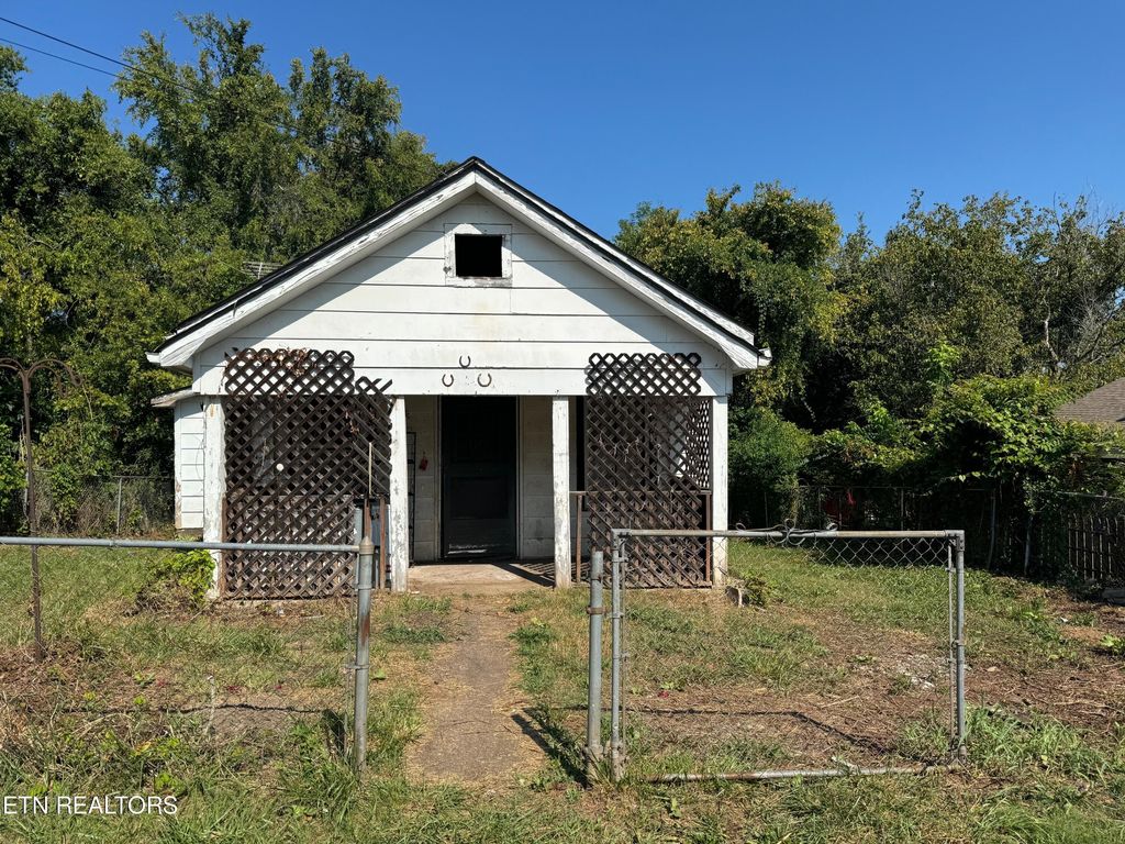Photo of 303 N Farnum St, Friendsville, TN 37737 (MLS # 1272790)