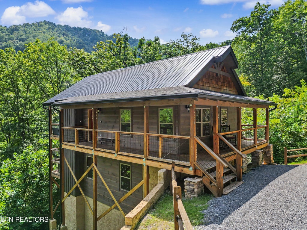Photo of 2724 Pine Crest Lane, Sevierville, TN 37862 (MLS # 1354632)