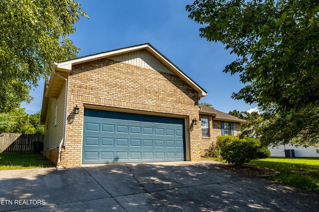 Photo of 1126 Willow Creek Circle, Maryville, TN 37804 (MLS # 1352425)