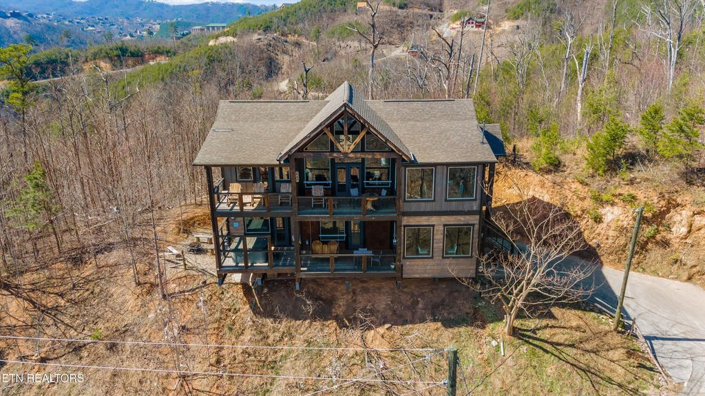 Photo of 306 W Pinnacle Drive, Gatlinburg, TN 37738 (MLS # 1293757)
