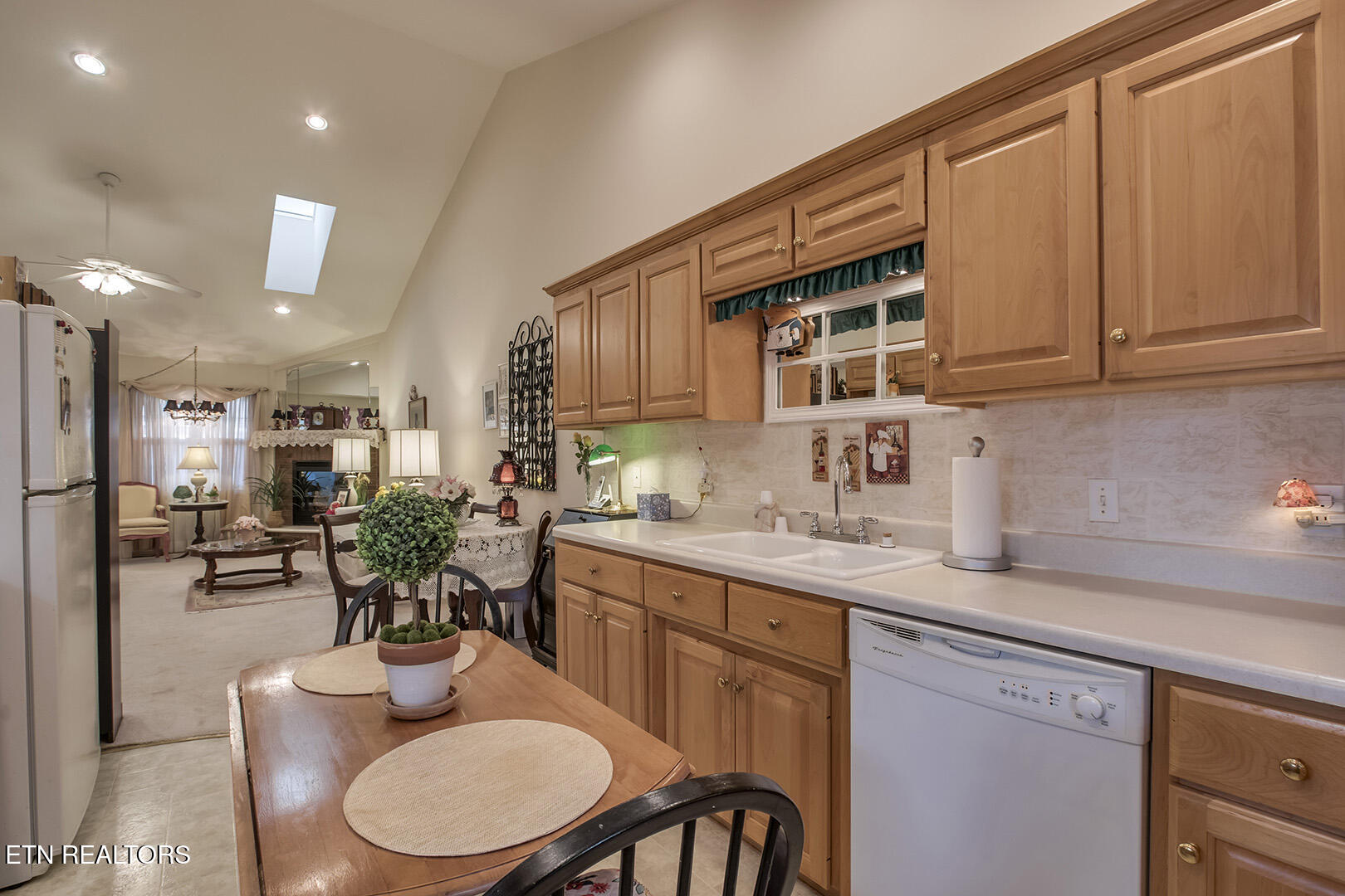 Loudon, Tennessee 37774, United States, 2 Bedrooms Bedrooms, ,2 BathroomsBathrooms,Residential,Active,93836