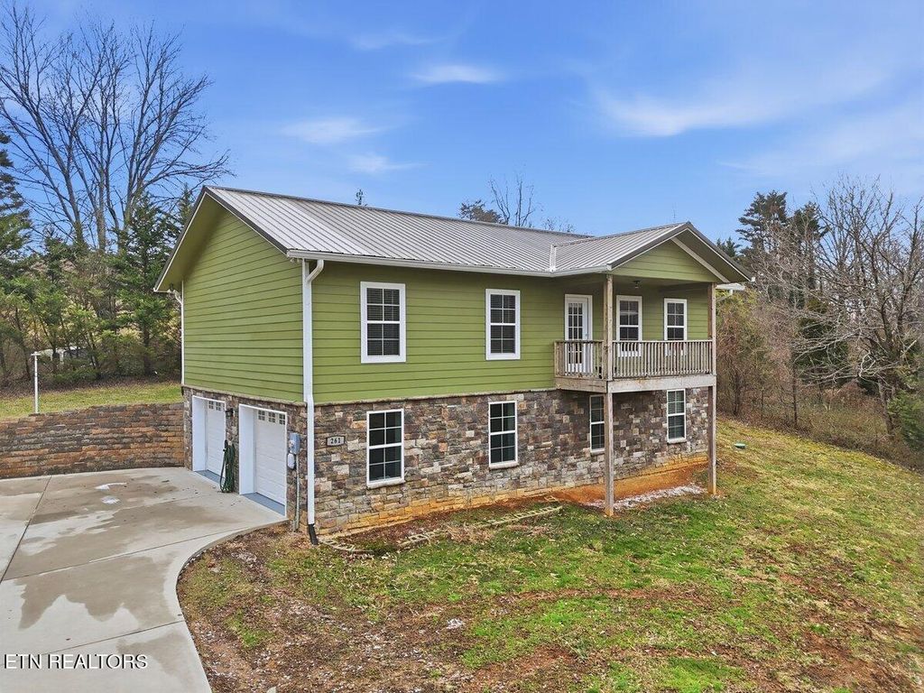 Photo of 261 E Leatherwood Drive, Walland, TN 37886 (MLS # 1327967)