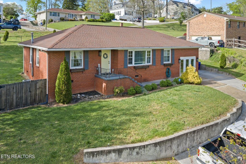 Photo of 318 Hickory St, Clinton, TN 37716 (MLS # 1336204)