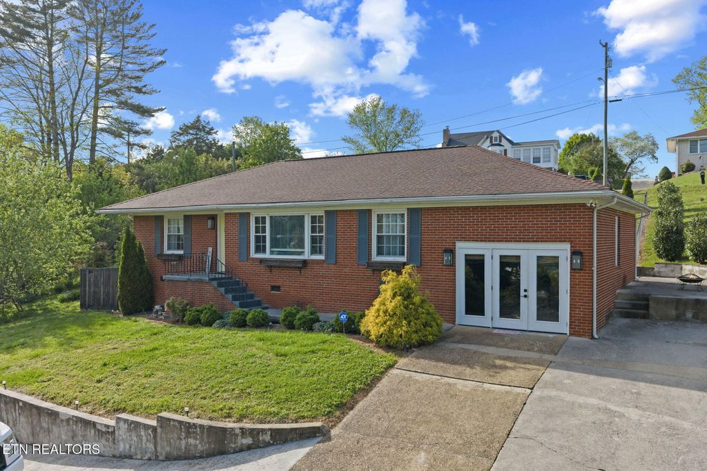 Photo of 318 Hickory St, Clinton, TN 37716 (MLS # 1336204)