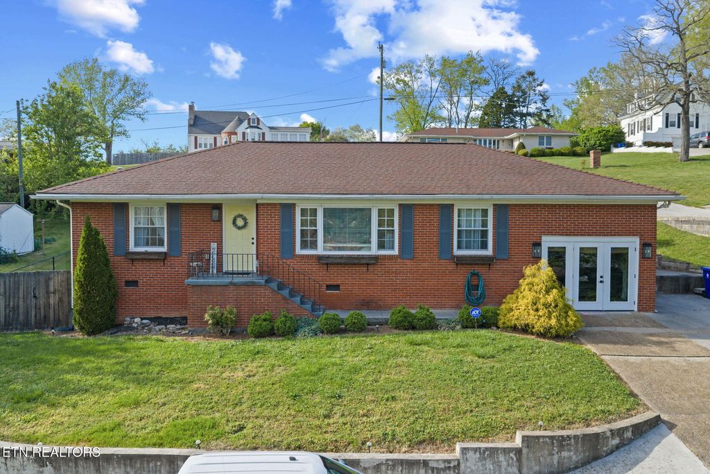 Photo of 318 Hickory St, Clinton, TN 37716 (MLS # 1336204)