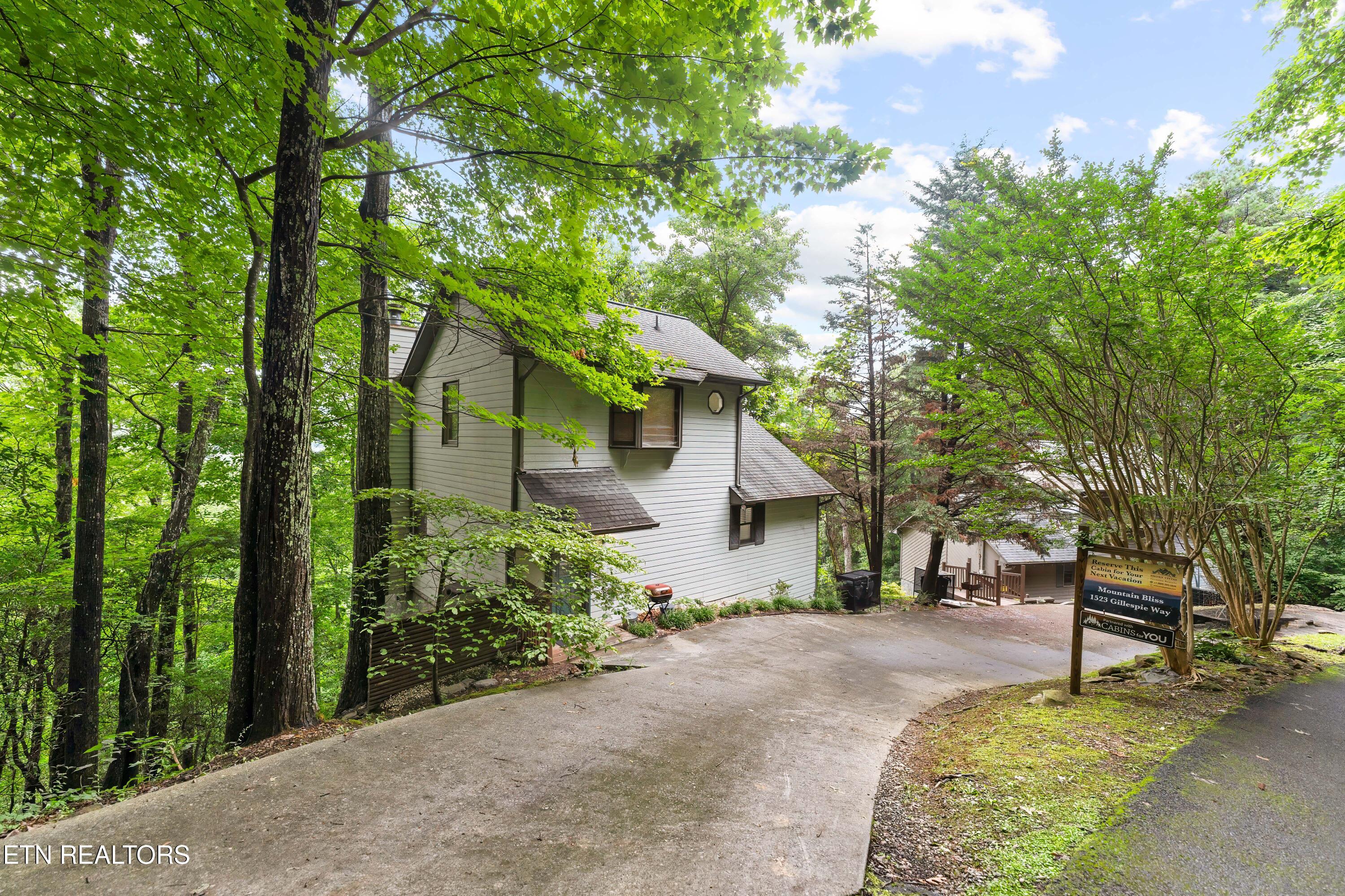 1523 Gillespie Way