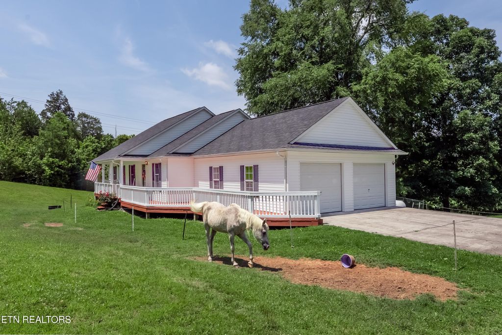 Photo of 124 Mossey Creek Drive, Kingston, TN 37763 (MLS # 1304360)