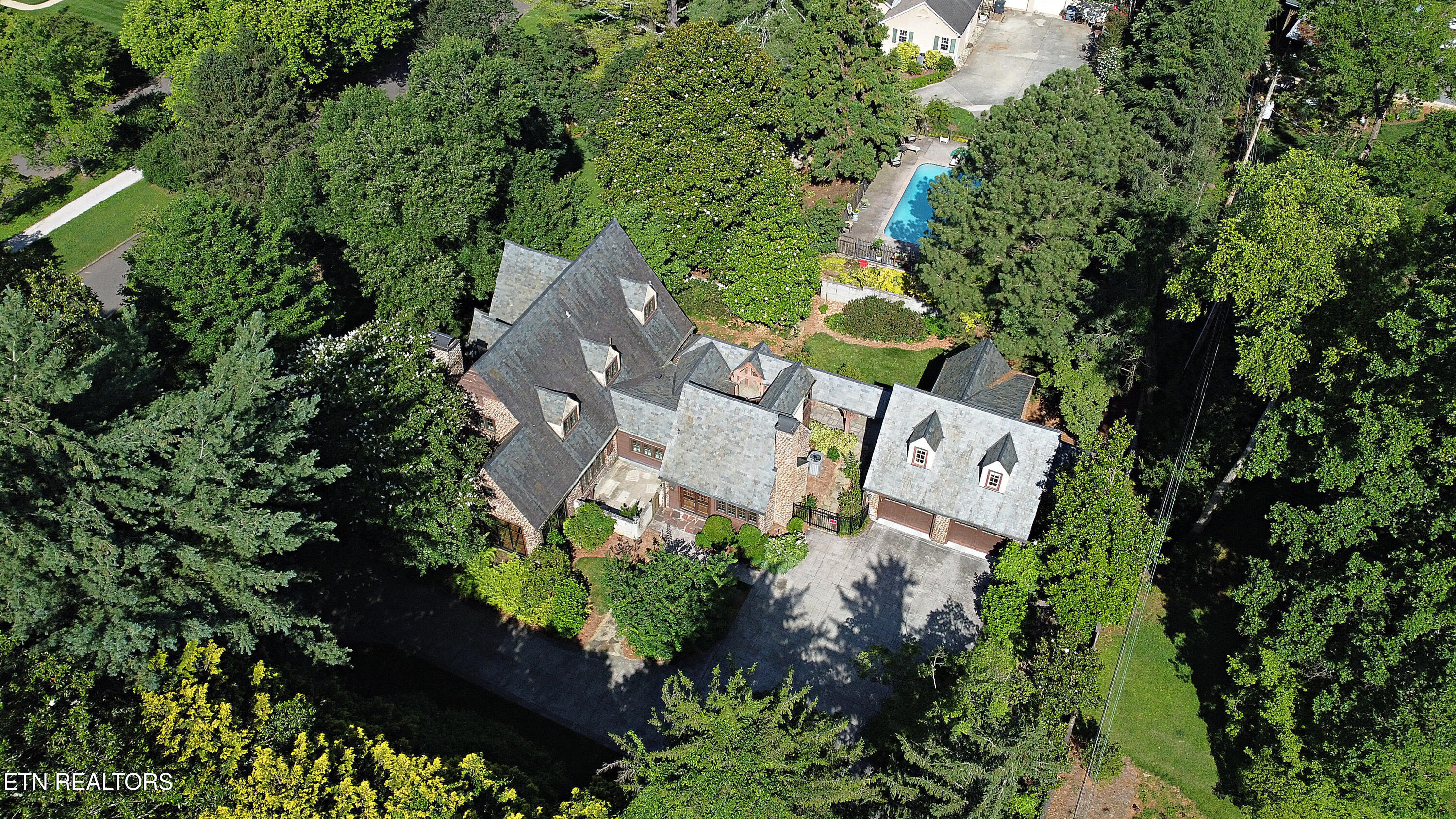 2221 Cherokee Blvd