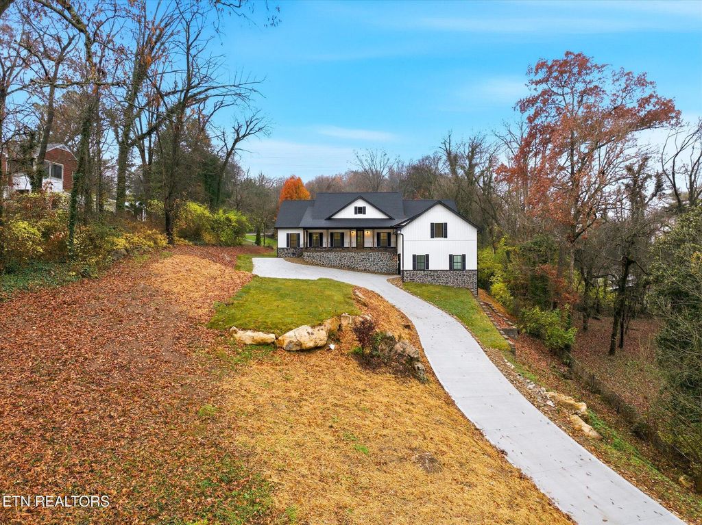 Photo of 909 S Chilhowee Drive, Knoxville, TN 37914 (MLS # 1323257)