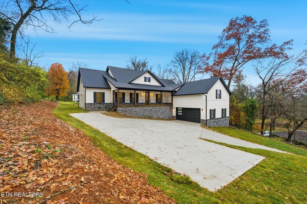 Photo of 909 S Chilhowee Drive, Knoxville, TN 37914 (MLS # 1323257)