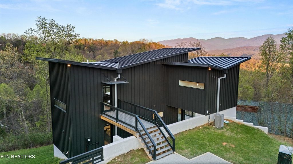 Photo of 915 Smoky Court, Gatlinburg, TN 37738 (MLS # 1321624)