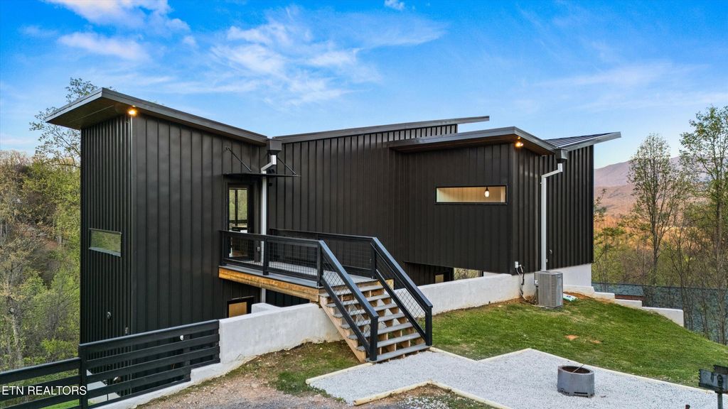 Photo of 915 Smoky Court, Gatlinburg, TN 37738 (MLS # 1321624)