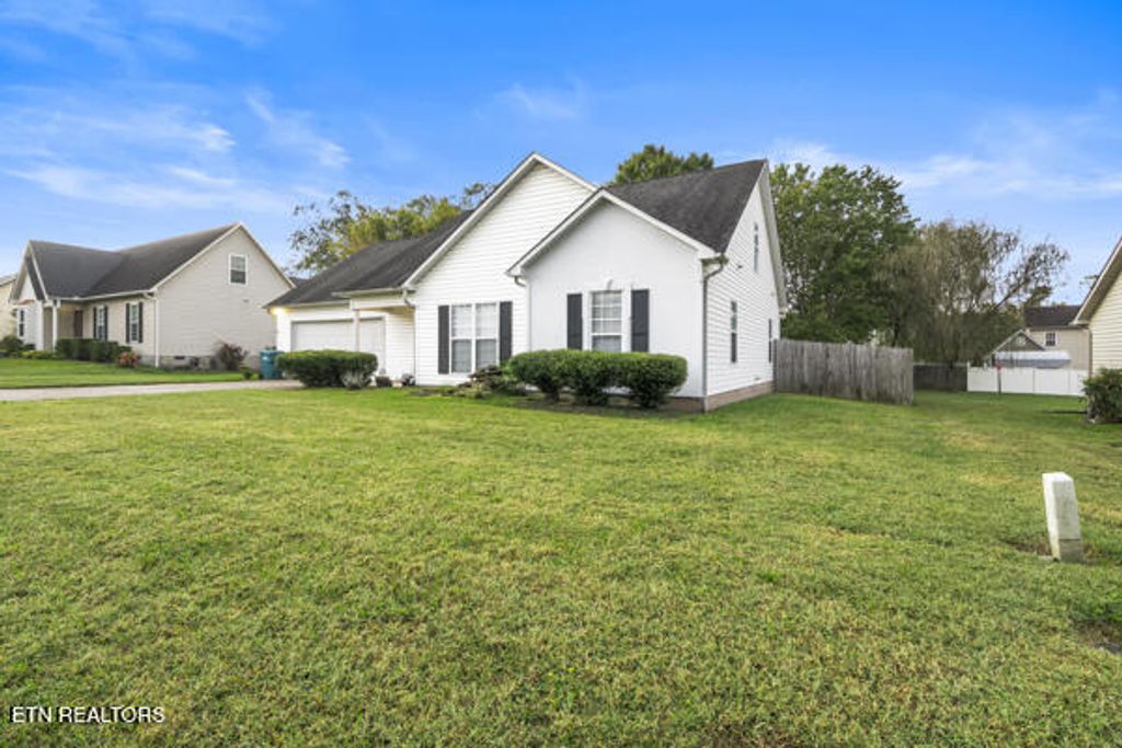 Photo of 909 Whitesburg Drive, Knoxville, TN 37918 (MLS # 1318182)