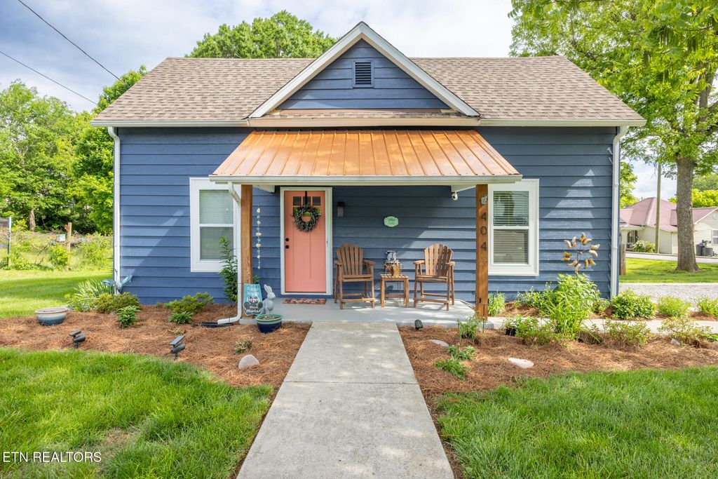 Photo of 404 Maple St, Sweetwater, TN 37874 (MLS # 1299989)