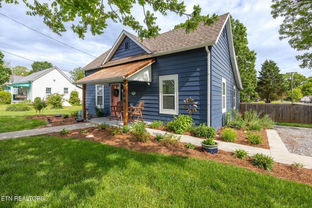 Photo of 404 Maple St, Sweetwater, TN 37874 (MLS # 1299989)