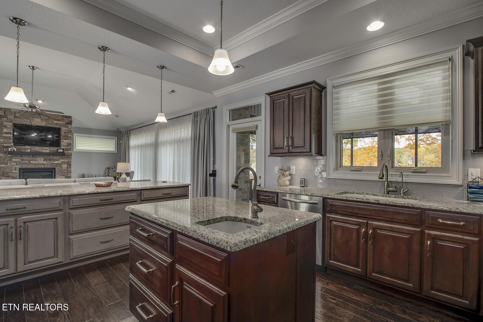 Loudon, Tennessee 37774, United States, 4 Bedrooms Bedrooms, ,4 BathroomsBathrooms,Residential,Pending,242487