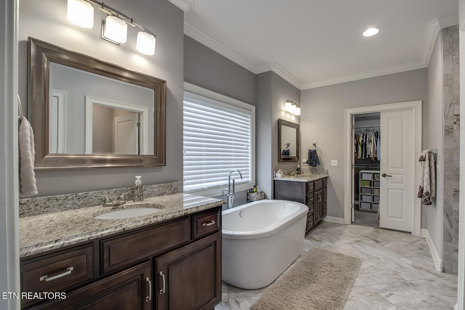 Loudon, Tennessee 37774, United States, 4 Bedrooms Bedrooms, ,4 BathroomsBathrooms,Residential,Pending,242487