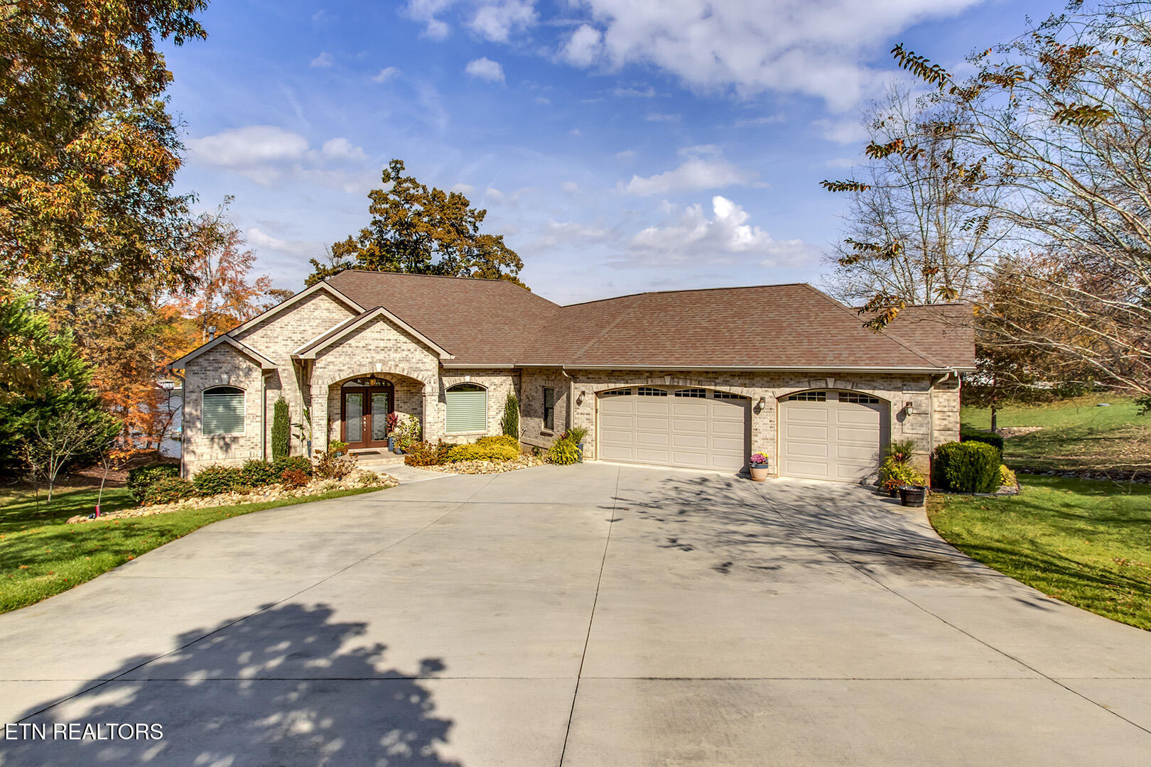 Loudon, Tennessee 37774, United States, 4 Bedrooms Bedrooms, ,4 BathroomsBathrooms,Residential,Pending,242487