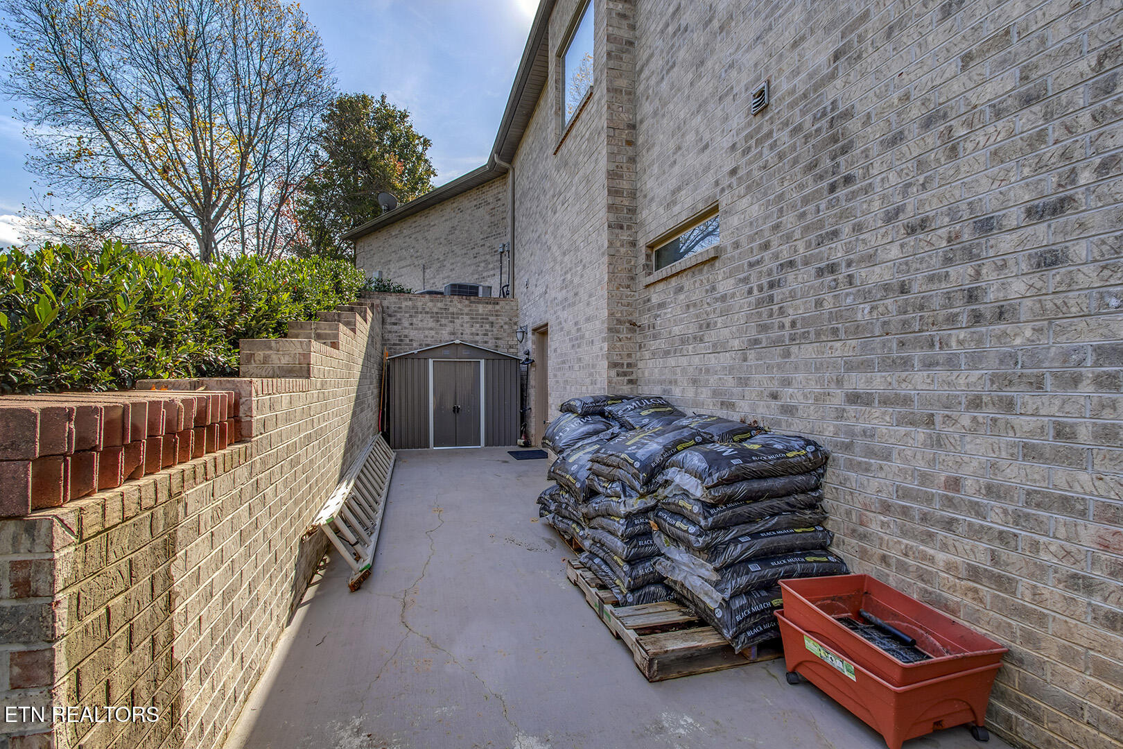 Loudon, Tennessee 37774, United States, 4 Bedrooms Bedrooms, ,4 BathroomsBathrooms,Residential,Pending,242487