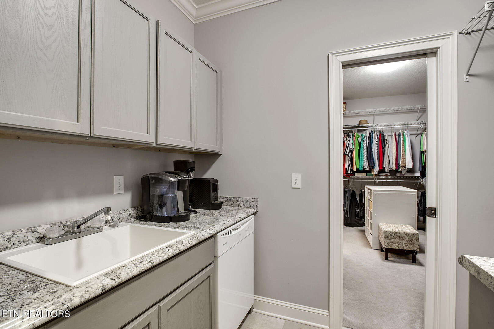 Loudon, Tennessee 37774, United States, 4 Bedrooms Bedrooms, ,4 BathroomsBathrooms,Residential,Pending,242487