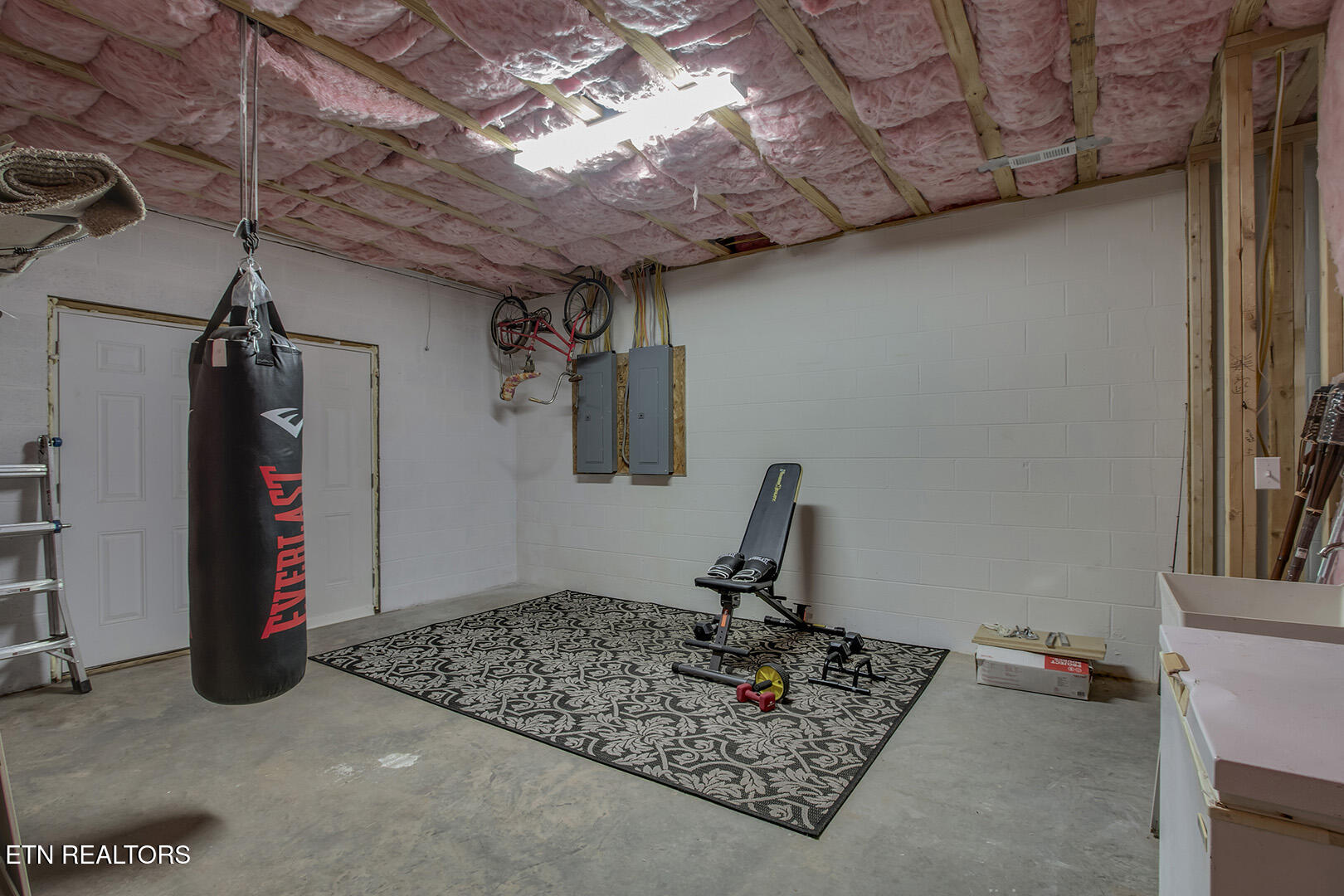 Loudon, Tennessee 37774, United States, 4 Bedrooms Bedrooms, ,4 BathroomsBathrooms,Residential,Pending,242487