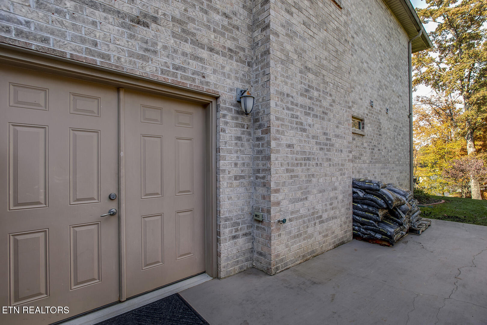 Loudon, Tennessee 37774, United States, 4 Bedrooms Bedrooms, ,4 BathroomsBathrooms,Residential,Pending,242487