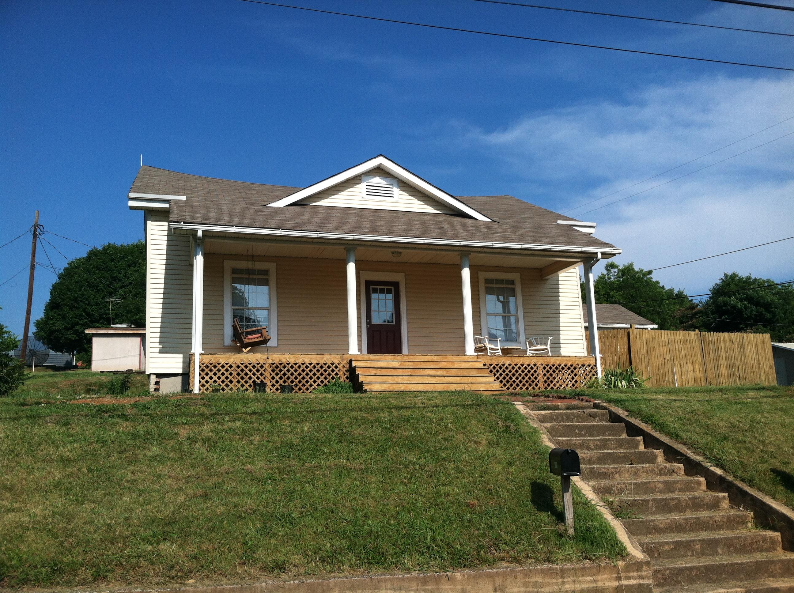 Photo 1 of 22 — 1005-1007 N Price Street, Sweetwater, TN 37874