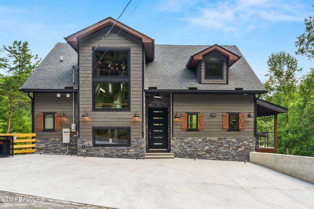 Photo of 622 Coronation St, Gatlinburg, TN 37738 (MLS # 1352223)