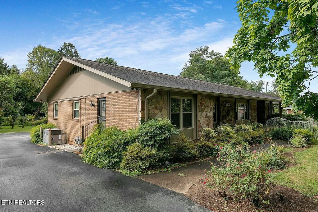 Photo of 714 NW Broome Rd #B, Knoxville, TN 37909 (MLS # 1327779)