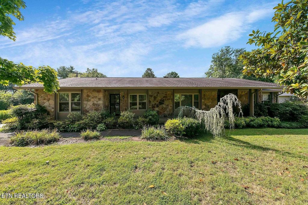Photo of 714 NW Broome Rd #B, Knoxville, TN 37909 (MLS # 1327779)