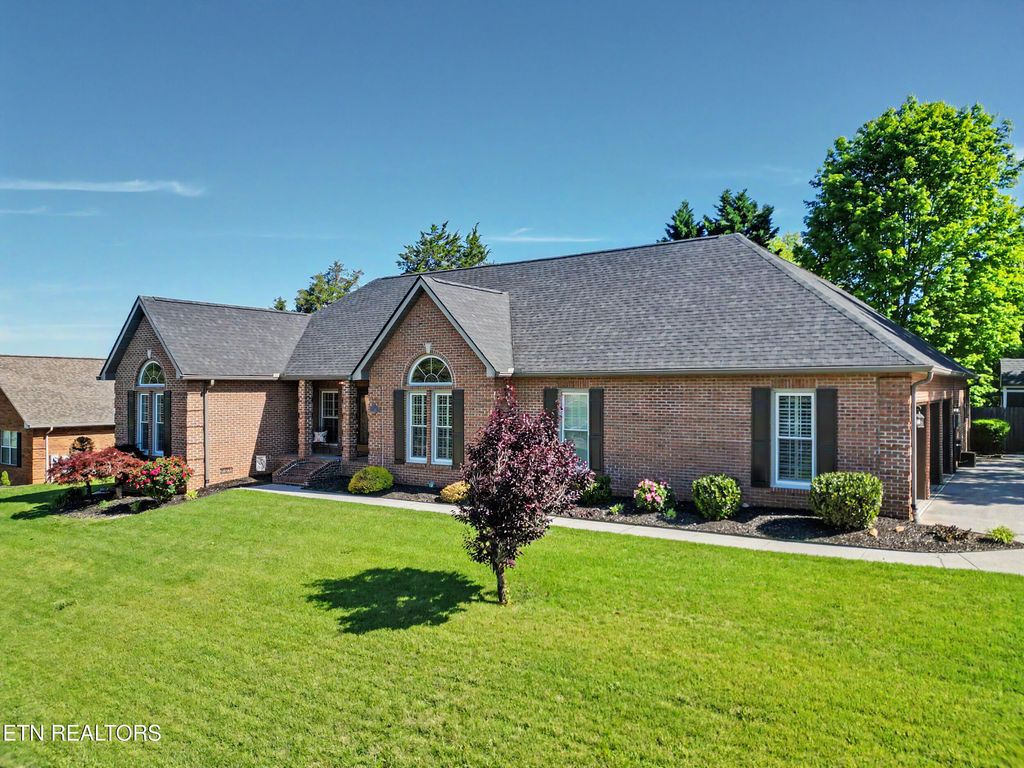 Photo of 818 Somerset Drive, Maryville, TN 37803 (MLS # 1339913)
