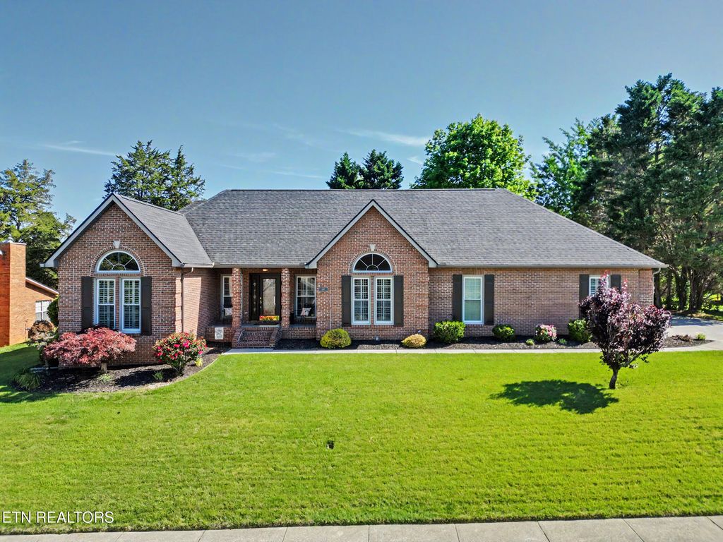 Photo of 818 Somerset Drive, Maryville, TN 37803 (MLS # 1339913)