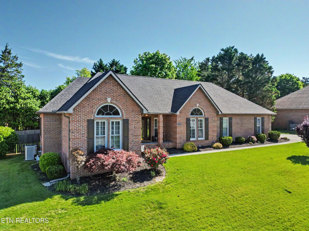 Photo of 818 Somerset Drive, Maryville, TN 37803 (MLS # 1339913)