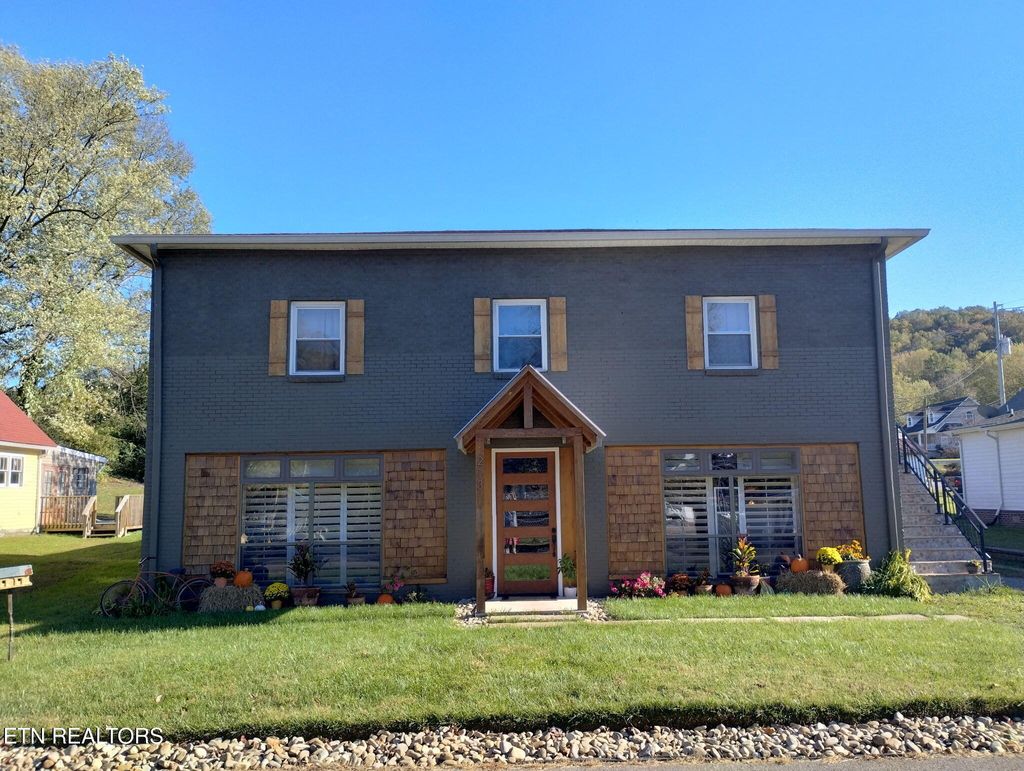 Photo of 213 Kingston Ave, Oliver Springs, TN 37840 (MLS # 1319739)