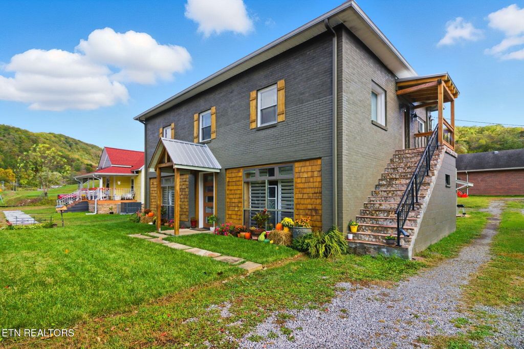 Photo of 213 Kingston Ave, Oliver Springs, TN 37840 (MLS # 1319739)