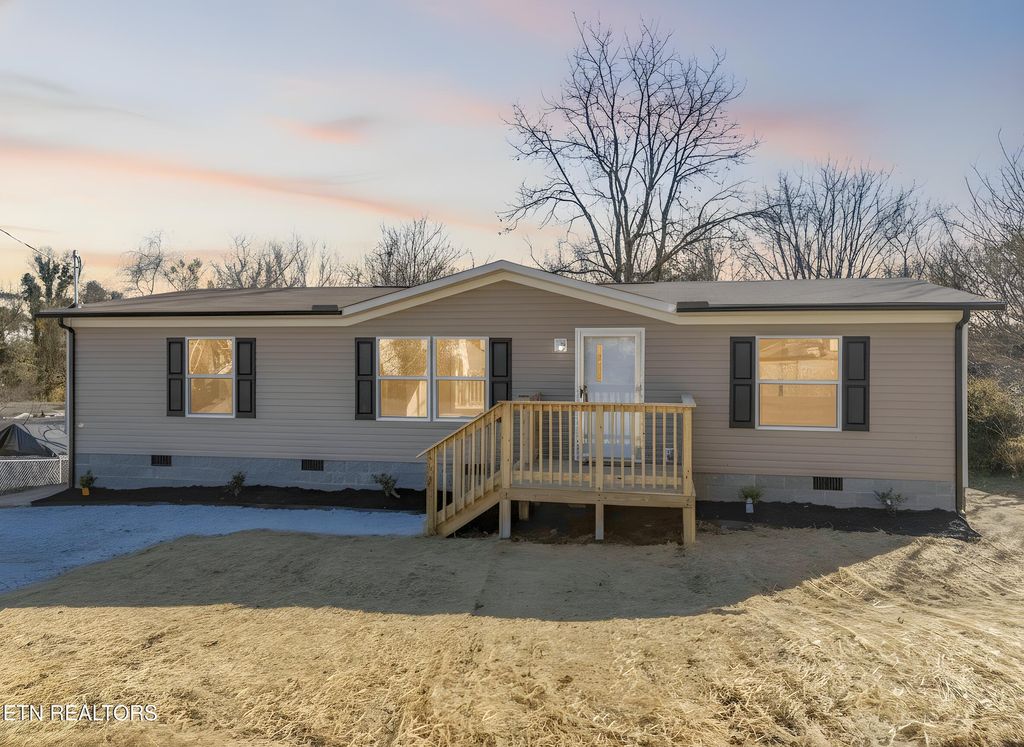 Photo of 516 Henderson St, Harriman, TN 37748 (MLS # 1322437)